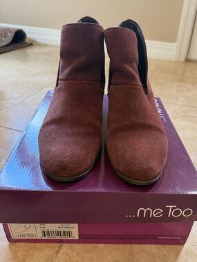 me too Men's Suede Chukka Boots in Burgundy